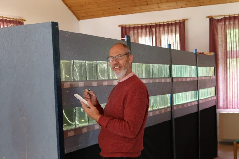 Stephen Elliott beim Bewerten in unserer Ausstellungsanlage in Schiphorst in 2022